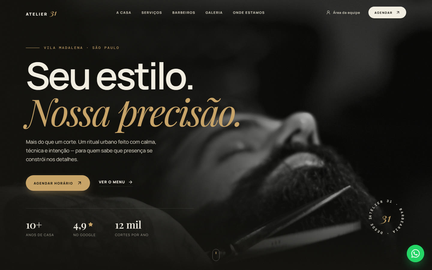 Site da barbearia Atelier 31 com foto de uma barba sendo feita na navalha